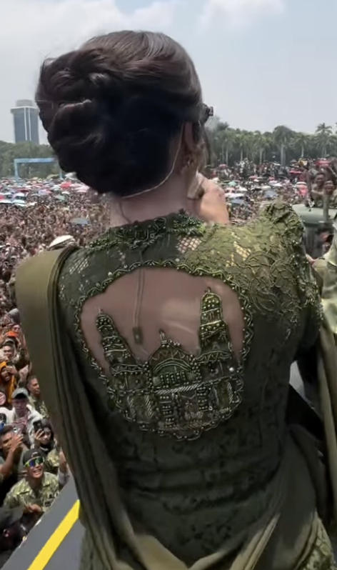 Motif mirip masjid di punggung kebaya Dewi Perssik